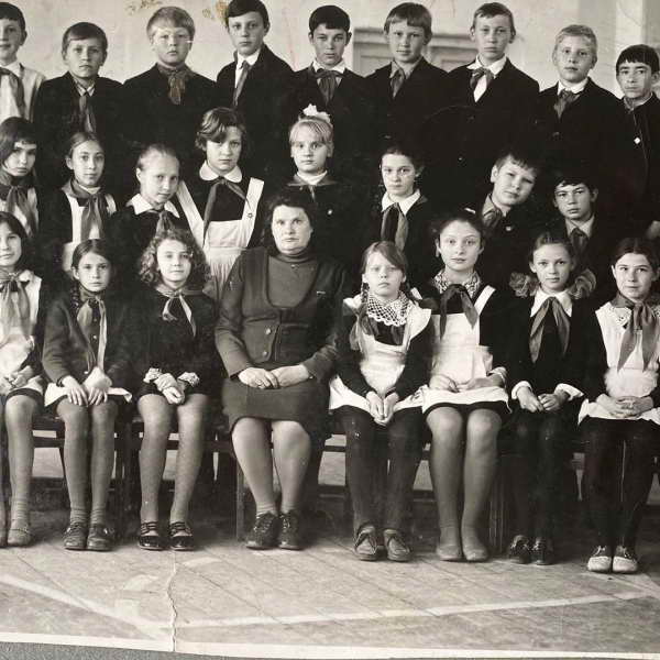 Самая красивая девочка в классе: Елена Валюшкина в День пионерии показала школьное фото