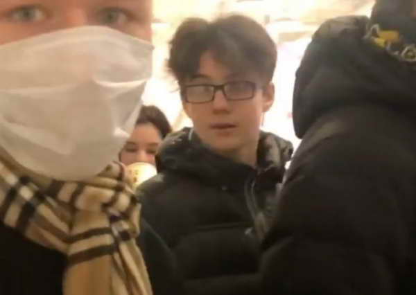 В московском ТЦ подростки пристали к 13-летней темнокожей школьнице В московском ТЦ подростки пристали к 13-летней темнокожей школьнице