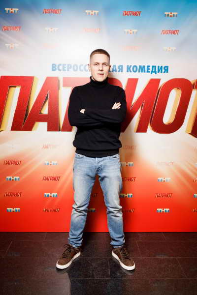 Андрей Черкасов с беременной женой, Роман Гриценко с новой девушкой и другие звезды на премьере сериала «Патриот» 