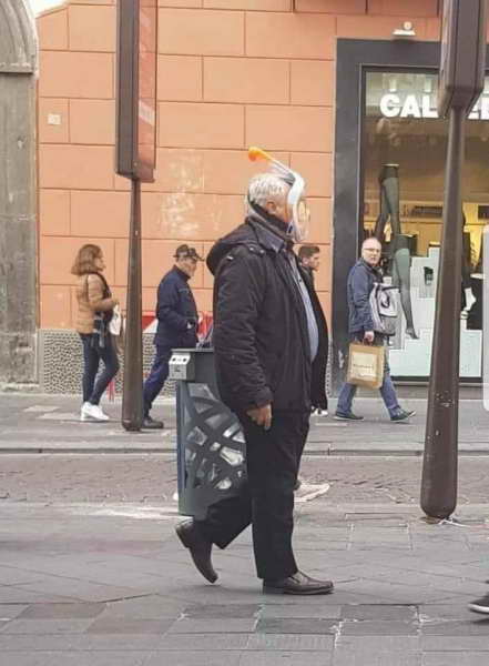 В маске на улице В маске на улице