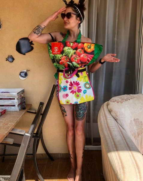 "Женщина-пакет" участвует в челлендже paperdresschallenge