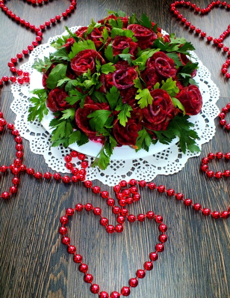 селедка под шубой с розочками из блинчиков