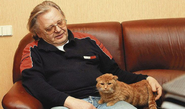 Юрий Антонов с одним из своих котов