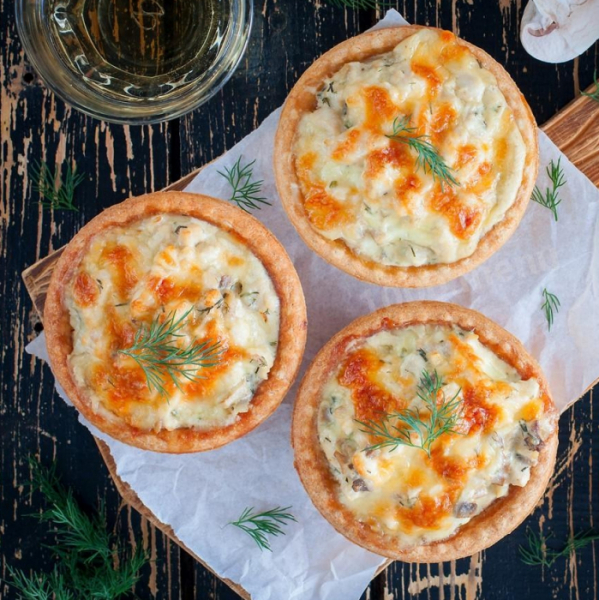 тарталетки с кальмарами, грибами и сыром