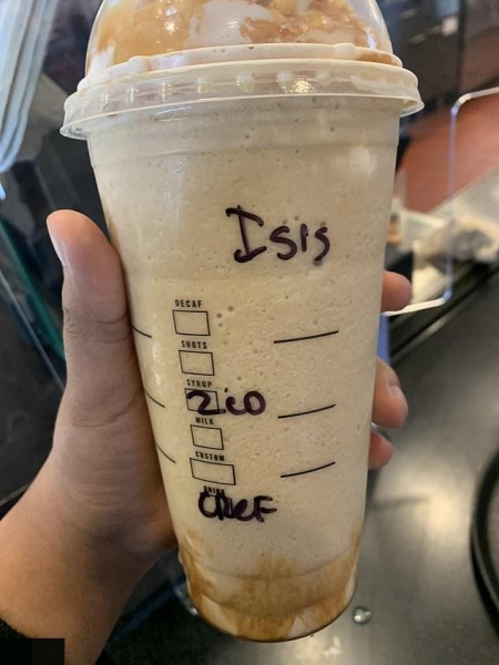 Мусульманка подает в суд на Starbucks из-за того, что на ее стакане бариста написал «ИГИЛ» (3 фото)