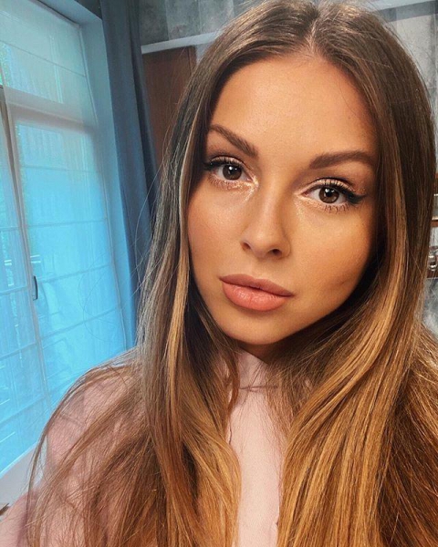 Настоящее буйство красок! Нюша кардинально сменила цвет волос