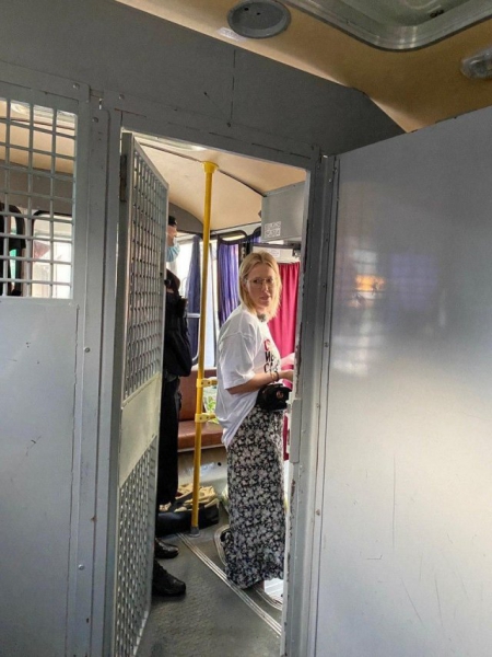 Ксению Собчак отправили в автозак с пикета в поддержку журналиста Ивана Сафронова