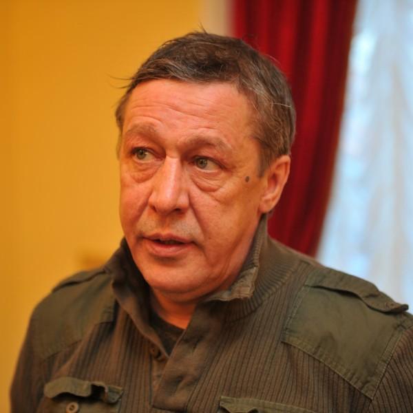 Еще больше изоляции: Михаил Ефремов заболел в колонии и был отправлен на карантин
