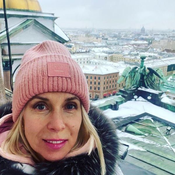 Шапка Нади не давала мне покоя! Алена Свиридова показала, как вписать головной убор в любой образ