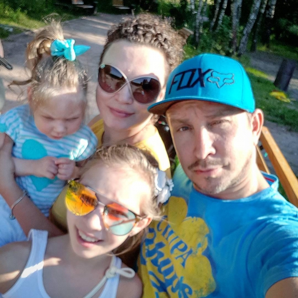 Невеста Данко возмущена списанием со счета певца денег на алименты для дочерей