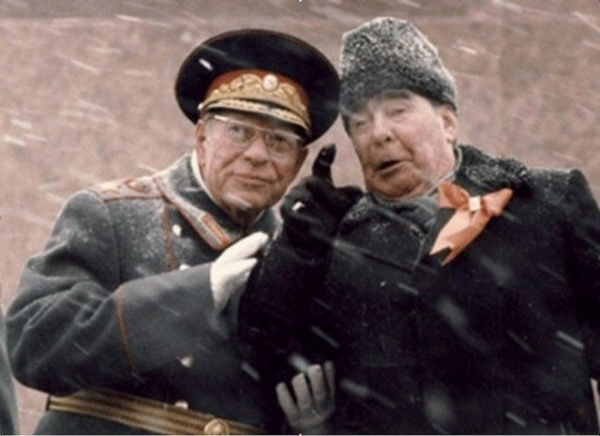 Леонид Брежнев и Устинов на трибуне Мавзолея Ленина 7 ноября 1982 года. Жить Брежневу оставалось менее трёх суток. Автор: Юрий Абрамочкин. Леонид Брежнев и Устинов на трибуне Мавзолея Ленина 7 ноября 1982 года Жить Брежневу оставалось менее трёх суток Автор Юрий Абрамочкин