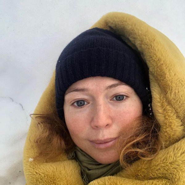 Без макияжа еще лучше! Елена Захарова восхитила естественной красотой