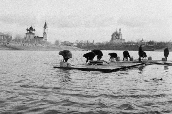 Женщины стирают бельё на реке. Автор: Юрий Абрамочкин. Женщины стирают бельё на реке Автор Юрий Абрамочкин