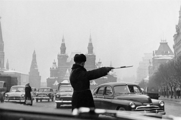 Регулировщик, Москва, Красная площадь, 1962 год. Автор: Юрий Абрамочкин. Регулировщик Москва Красная площадь 1962 год Автор Юрий Абрамочкин