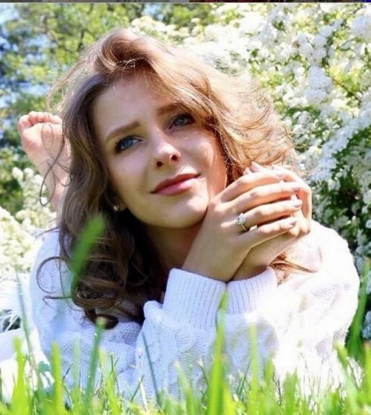 Всегда чувствую эти руки! Лиза Арзамасова растрогала историей из детства и снимком двадцатилетней давности