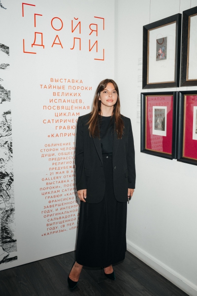 Анна Чурина, Регина Бурд, Екатерина Вуличенко, Полина Оганичева на открытии выставки «Тайные пороки»