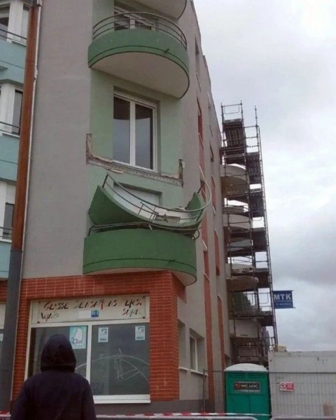 Обрушившийся балкон