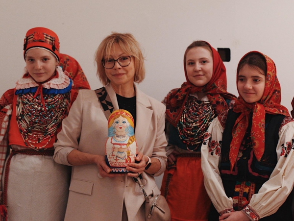 Эвелина Бледанс, Алена Бабенко и Вячеслав Зайцев на открытии выставки «Миссия матрешки»