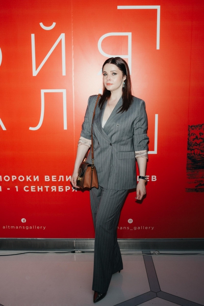 Анна Чурина, Регина Бурд, Екатерина Вуличенко, Полина Оганичева на открытии выставки «Тайные пороки»