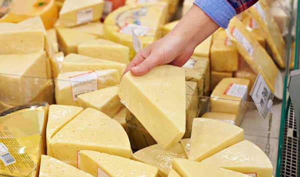 Исходя из стоимости молока, 400 р. за 1 кг может стоить только сырный продукт