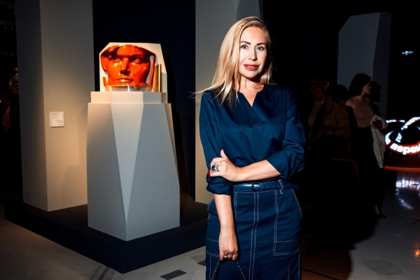 Елена Борщева, Анастасия Гребенкина, Илья Бачурин и другие звезды на финисаже выставки «КОС20МОС21»
