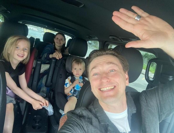 Счастье едет домой! Сергей Безруков показал выписку жены из роддома
