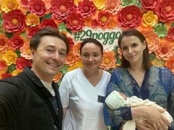 Счастье едет домой! Сергей Безруков показал выписку жены из роддома