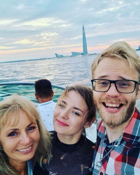 Ничуть не изменилась! Карина Разумовская опубликовала детский снимок 
