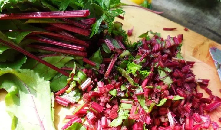 Из свекольной ботвы получаются очень вкусные и полезные оладьи