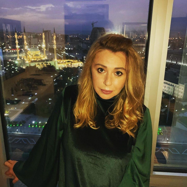 Королева ночи! Алена Апина произвела фурор снимком в прозрачном платье