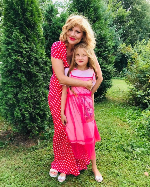Одно лицо: Елена Бирюкова опубликовала фотографии с 9-летней дочерью