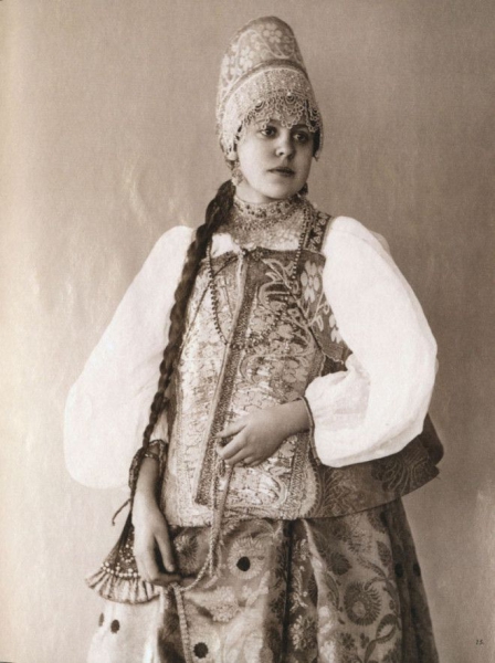 Русские красавицы 19-го века в традиционных костюмах 19