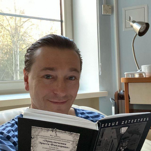 Сцена из «Бригады»! Сергей Безруков играет с сыном в машинки, как в сериале