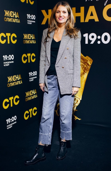 Елена Подкаминская отметила премьеру «Жены олигарха» в компании коллег