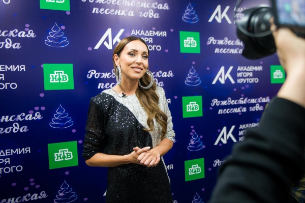 Помолодевшая Лариса Долина, элегантная Зара и другие звезды на «Рождественской Песенке года»