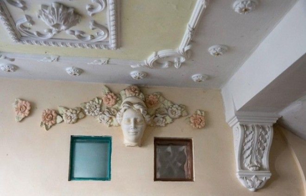 Чтобы создавать такие шедевры из гипса, мастеру пришлось учиться и постоянно оттачивать свое мастерство. Чтобы создавать такие шедевры из гипса мастеру пришлось учиться и постоянно оттачивать свое мастерство