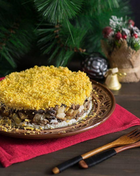 Вкусный новый год: готовим простой салатик со шпротами и грибами