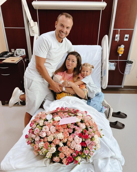 Нюша показала первые снимки с новорожденным сыном