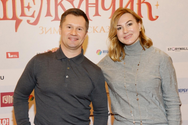 Мария Кожевникова в берете, Юлия Пересильд в клетчатом пиджаке: в чем звезды пришли на премьеру «Иммерсивного Щелкунчика» в ГУМе