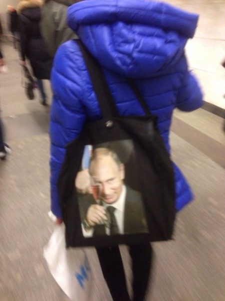 SМодные люди в метро осторожно здесь может быть ваша фотография