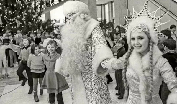Снегурочка и Дед Мороз на Кремлёвской ёлке 1977 года