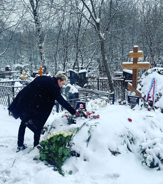 Цветы в снегу: Дима Билан посетил могилу Александра Градского