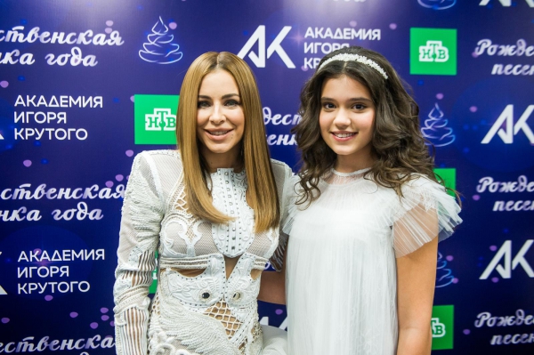 Помолодевшая Лариса Долина, элегантная Зара и другие звезды на «Рождественской Песенке года»