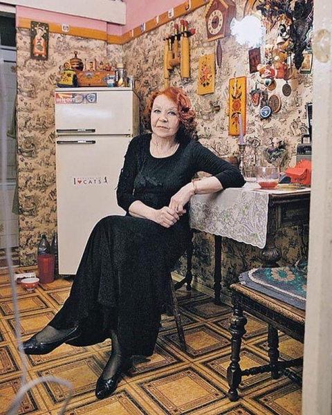 «Сначала кормит, потом чай пьем, разговариваем. Я и она. И коты»: Иван Ургант трогательно простился с бабушкой