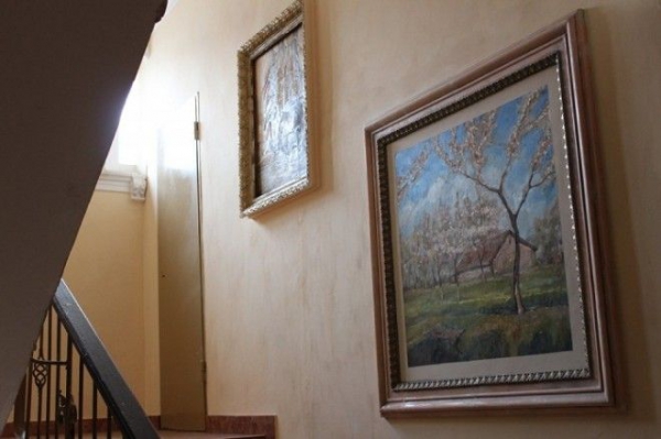 Фрески, обрамленные массивными рамами, придают грациозности всем творениям художника. Фрески обрамленные массивными рамами придают грациозности всем творениям художника