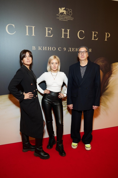Водонаева в косынке, Милославская в шапке Смурфа: как прошла премьера фильма «Спенсер»