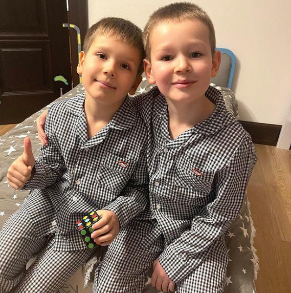 Та же родинка над губой! Мария Кожевникова показала подросших сыновей