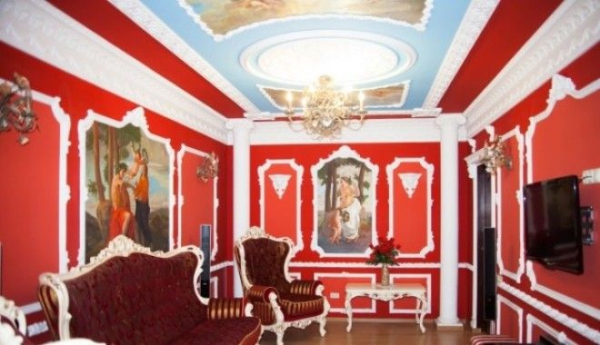 Красная комната с лепниной на стенах