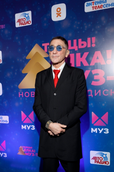 Владимир Пресняков и Наталья Подольская с сыном, а Глюкоза — с принтованным тигром! Звезды на новогодней дискотеке «Танцы!Ёлка!МУЗ-ТВ!»