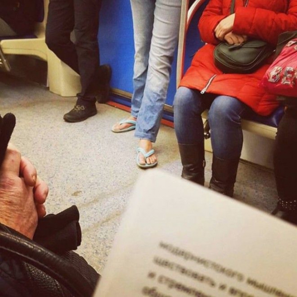 SМодные люди в метро осторожно здесь может быть ваша фотография